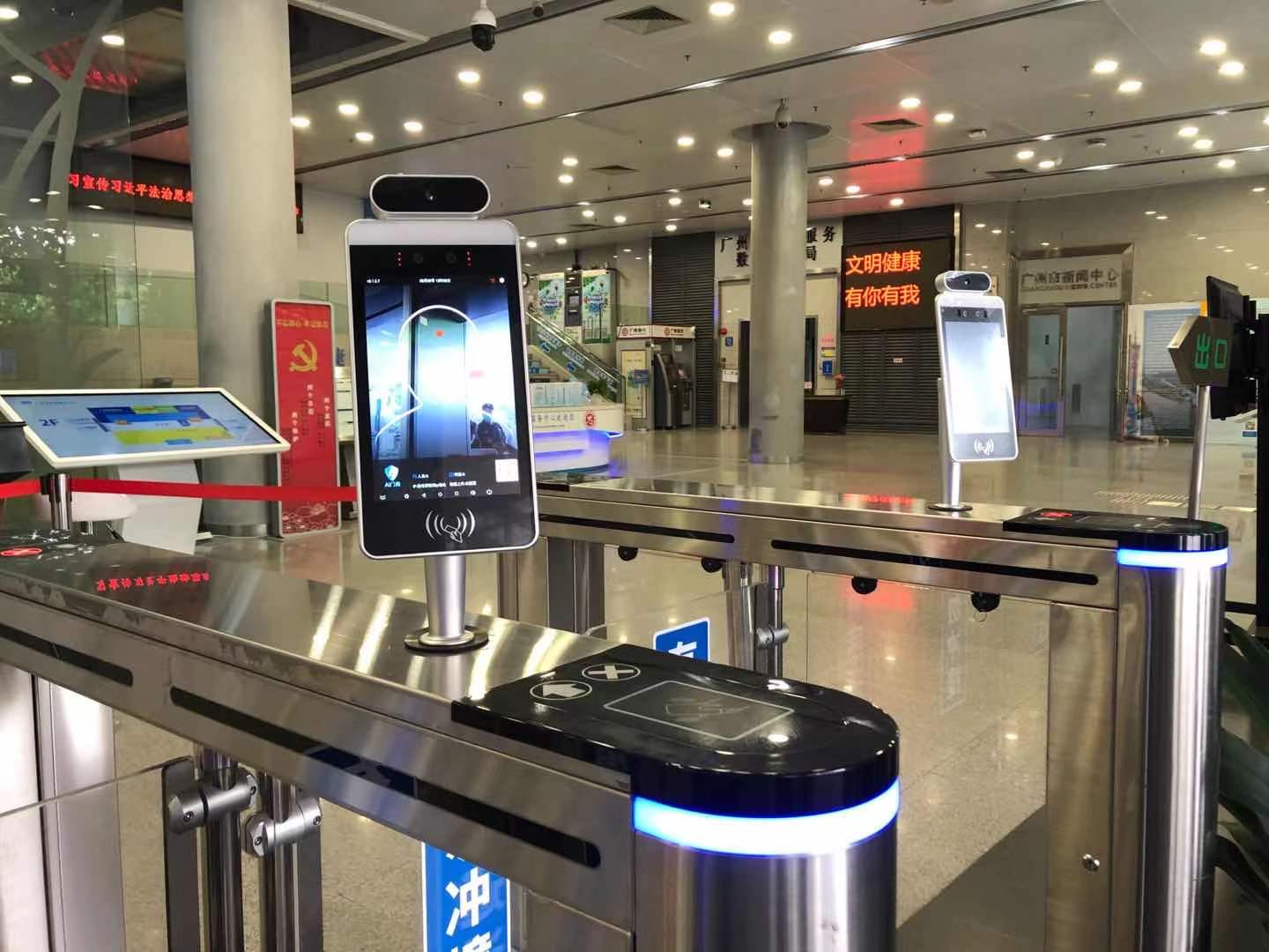 廣州政務中心使用明創(chuàng)AI門崗 刷身份證快速獲取穗康碼驗證通行