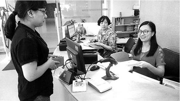 圖書館安裝身份證讀卡器，市民刷身份證就可免費(fèi)借書