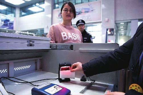 客運(yùn)啟用身份證讀卡器，實(shí)行實(shí)名制購票