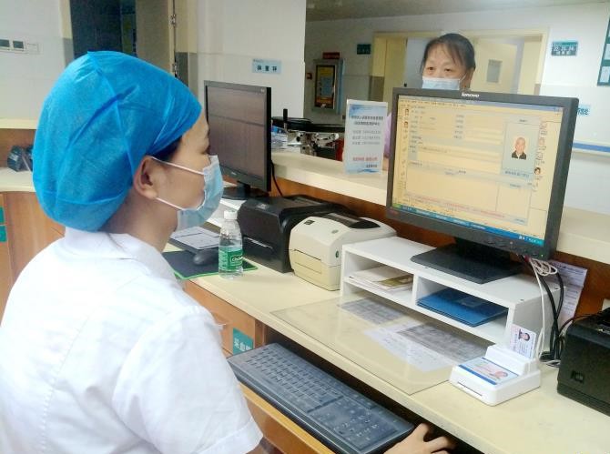 “互聯(lián)網(wǎng)+醫(yī)?！?人民醫(yī)院引進身份證社?？ㄗx卡器